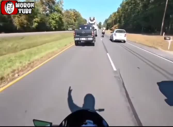 Video :This police officer pushes a motorcycle on the road because he believes he is above the law